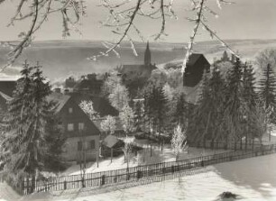 Oberwiesenthal, Erzgebirge. Blick auf die Stadtmitte mit Kirche. Winterbild