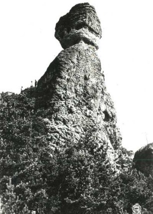 Sächsische Schweiz, Rathener Gebiet. Türkenkopf. Seilschaft Bruno Henning über dem Ring in der Ausstiegsrinne der Südwand (V)