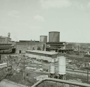 VE Braunkohlenkombinat Senftenberg, Brikettfabrik Sonne (I 1952-1954, II 1961-1962). Abschnitt Brikettbehandlung / Verladung. Zentralverladung, Ansicht von Süden : Freienhufen. VE Braunkohlenkombinat Senftenberg, Brikettfabrik Sonne (I 1952-1954, II 1961-1962). Abschnitt Brikettbehandlung / Verladung. Zentralverladung, Ansicht von Süden