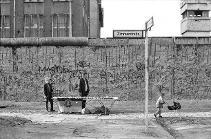 Familie verkauft Trödel an der Berliner Mauer