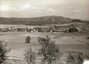 Reinhardtsdorf. Ortsteilansicht mit Kaiserkrone (rechts). Im Hintergrund Schrammsteine und Großer Winterberg