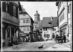 Schwäbisch-Hall. Wohnhäuser mit Blick zur Kirche St. Michael