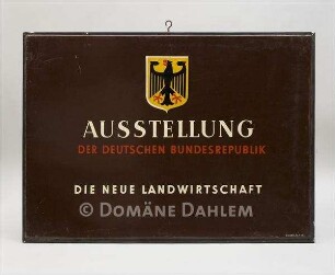 Holzschild "Ausstellung der Deutschen Bundesrepublik .."