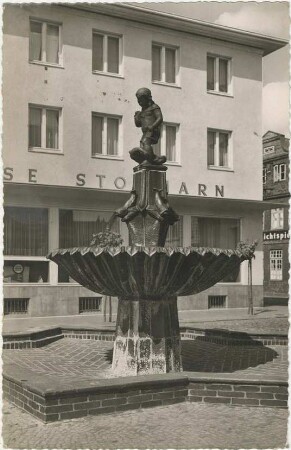 Gänselieselbrunnen: Bad Oldesloe, Markt: Blick von Osten: hinten Kreissparkasse Stormarn, im Hintergrund rechts Hagenstraße, Kino Thalia-Lichtspiele;