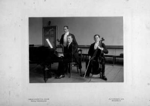 Streichtrio : Streichtrio, wohl in Altenburg. Fotografie (Abzug auf Karton mit Atelieraufdruck recto) von Arno Kersten Sohn (Otto Kersten), Altenburg um 1910