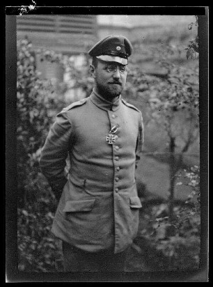 Leutnant Knorr in Péronne (Dep. Somme, Frankreich), 11. Kompanie, mit Eisernem Kreuz