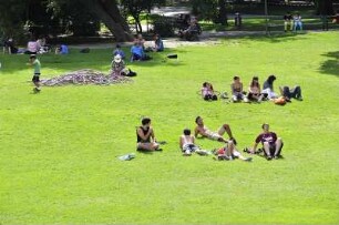 Burggarten in Wien : Junge Leute sonnen sich auf der Liegewiese im Wiener Burggarten, 2008