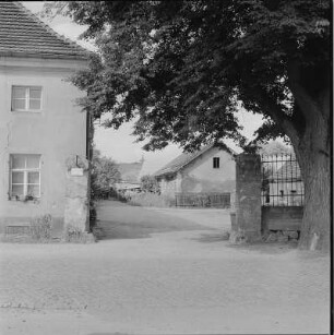 Ehemaliges Kammergut, Blick von der Straße in den Hof der ehemaligen Mälzerei : Dresden-Pillnitz, Dampfschiffstraße 2. Ehem. Kammergut. Großer Pferdestall (1872)