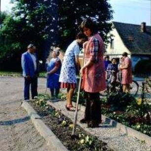 Frauen im Bezirk Erfurt: Pflege der öffentlichen Grünanlagen