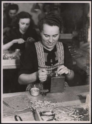 Frau in der feinmechanischen Werkstatt