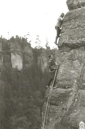 Sächsische Schweiz, Affensteine. Bergfriednadel. Seilschaft Häntzschel / Paul Illmer in der Gipfelwand des Alten Weges (VIIa)