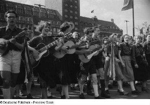 Mitglieder der FDJ, musizierend