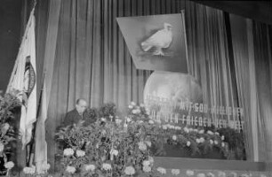 Veranstaltung zum Weltfriedenstag im Admiralspalast : Porträt von Friedrich Ebert während einer Rede