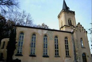 Kirche von Norden; Langhaus mit hohen Fenstern; Querhaus mit Stufengiebel