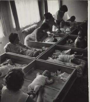 Auftakt zur Mütterberatungsstunde : Hamburg-Billstedt. Mütterberatungsstelle. Mütter im Warteraum mit ihren Babys