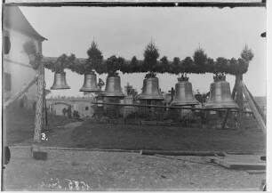 Glockenweihe in Bingen; Auf dem Friedhof, sechs Glocken an Holzgestell aufgehängt