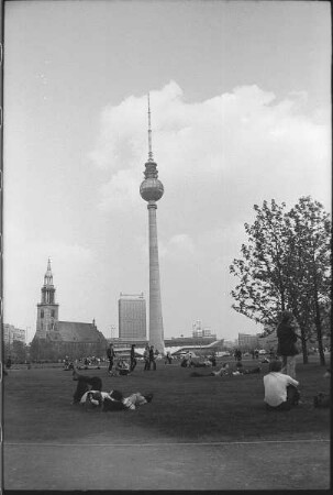 Am Marx-Engels-Forum, im Hintergrund die Marienkirche und Fernsehturm