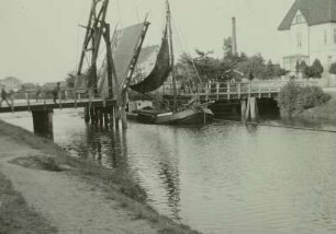 Oldenburg. Klappbrücke über den Hunte-Ems-Kanal : Oldenburg. Klappbrücke über den Hunte-Ems-Kanal mit Segelkahn