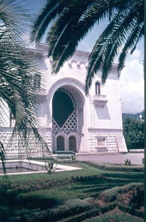 Suchumi. Abchasisches Nationaltheater (Samson-Tschanba-Theater o. Drama-Theater Chanba) (1928). Eingangsfront mit Blumenrabatte