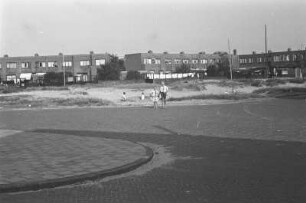 Siedlung bei Amsterdam : Blick in eine Neubausiedlung mit spielenden Kindern