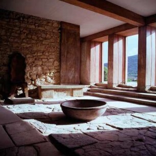 Kreta, Palast von Knossos. Vorhalle mit hölzernem Thron und Porphyrschale