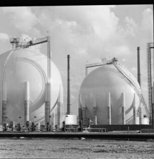 Einweihung der Esso-Raffinerie und des Ölhafens.