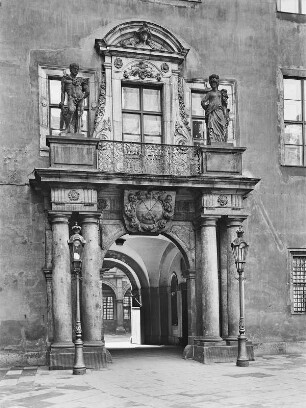 Portal zum Kleinen Schlosshof : Dresden. Residenzschloss. Großer Schlosshof, Südseite, Portal zum Kleinen Schlosshof