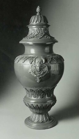 Deckelvase mit Maskarons