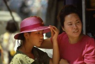 Süd-Korea, Seoul, Kind probiert Strohhut, 1986