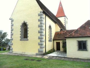 Kirche von Osten über Chor (im Kern 13 Jh-Gotischer Einsatz von Maßwerkfenstern)-im Norden neuzeitlicher Anbau des 20 Jh