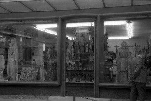 Oberammergau: Haus mit Laden für kirchliche Holzschmitzkunst, Blick in die Schaufenster