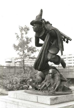 Hofnarr Fröhlich : Apel, Heinrich. Hofnarr Fröhlich. Bronze. Um 1980. Dresden-Neustadt, Platz des ehemaligen Narrenhäusel