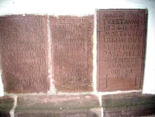 Grabsteingruppe 1630-33 Langhaus Traufseite Süd - einfache Ausführung mit Laudatio in Textkartusche-mittlerer Grabstein mit zusätzlicher Umschrift