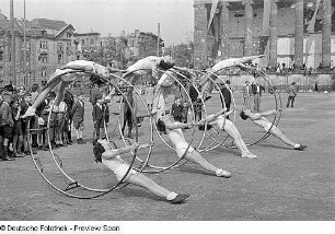 Aufnahmen von den Feierlichkeiten zum 1. Mai 1946 in Berlin : Rhönradvorführung vor dem Alten Museum anlässlich der Maifeier