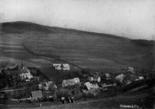 Dorfmitte mit Kirche und Friedhof : Kirche mit Friedhof dahinter der Glösenstein 817 m; unterhalb des Friedhofes das sog. Kirchvaterhaus, daneben die Dorfschmiede und die Ölmühle