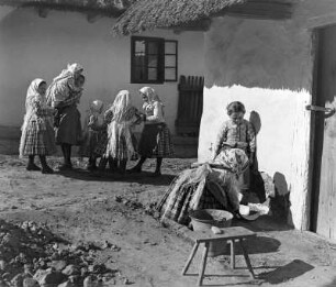 Reisefotos. Ungarn. Dorfszene mit Kindergruppe und Frau an einer Waschschüssel (wahrscheinlich in Csömör)