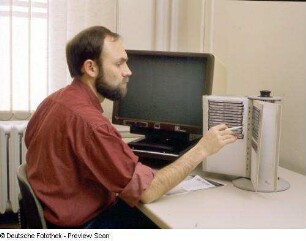 Sächsische Landesbibliothek. Benutzer bei der Arbeit mit der Schlagwortdatei