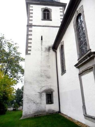 Fuchsstadt-Katholische Pfarrkirche-Kirchturm von Westen (im Kern Gotischer Chorturm mit Turmchor) - Schlitzscharte im Mittelgeschoß - Glockenstube 18 Jh- sowie neuem Langhaus (Jahr 1730)- 24092013