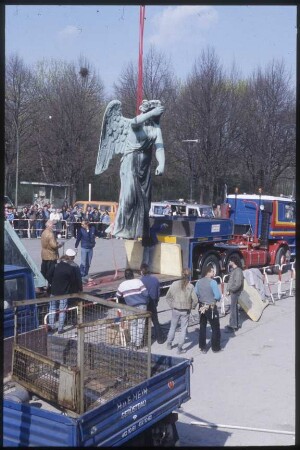 Abbau der Quadriga vom Brandenburger Tor, Umsetzen der Victoria per Kran