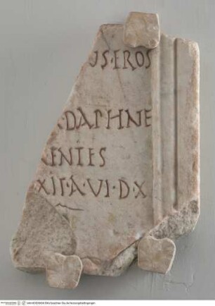 Tafelfragment mit Grabinschrift "...EROS // ...DAPHNE"