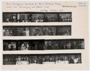 Besuch einer Delegation bei Stadtrat Günther Peters im Bezirksbauamt in der Behrenstraße. Besichtigung des Stadtmodells im Lichthof. Berlin, Mitte, Behrenstraße