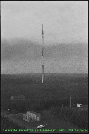 Meteorologischer Messmast der Abteilung Strahlenschutz und Dekontamination/Meteorologischer Dienst (ASD/Met.), von Nordosten