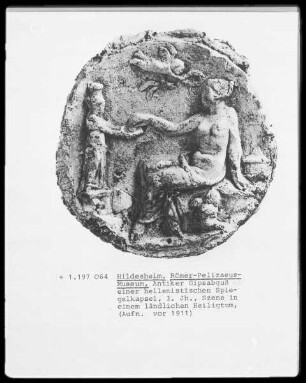 Antiker Gipsabguss einer hellenistischen Spiegelkapsel, Szene in einem ländlichen Heiligtum