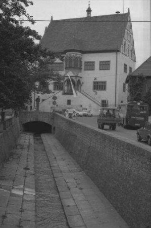 Dettelbach: Kanal mit Rathaus, mit Chor ähnlichem Vorbau [Erker]