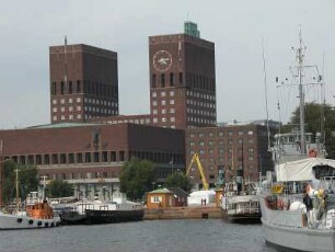 Oslo - Rathaus und Stadthafen : Rathaus und Stadthafen. Aufgenommen in Oslo im September 2004