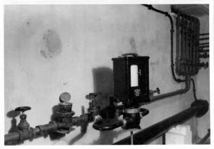 Rohre und Armaturen sowie ein Mess- und Schreibgerät (Durchflussmessung?) : Dresden. Stadtwerke/Wasserwirtschaft. Rohre und Armaturen sowie ein Mess- und Schreibgerät (Durchflussmessung?). Aus: Bildmappe "Anläßlich des 30jährigen Dienstjubiläums gewidmet von den Arbeitskollegen der Wasserabgabe"; Dresden 1. April 1949