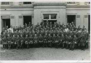 Gruppenfoto einer deutschen Kompanie vor ihrer Unterkunft in Paris