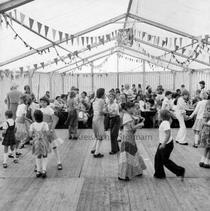 Klein Barnitz: Festzelt auf Dorfanger: Kinderfest mit Vogelschießen für Ortsteile Klein Barnitz, Groß Barnitz und Benstaben: Tanz: im Hintergrund Kapelle