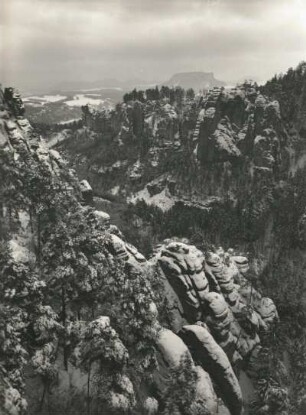 Aussicht vom Basteipavillon über den Wehlgrund gegen Basteimassiv und Lilienstein