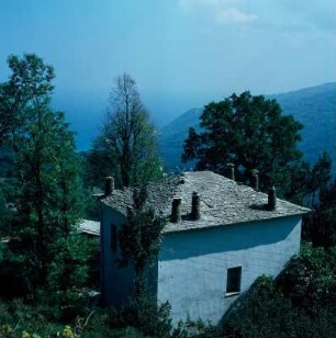 Thessalien. Im Pelion (Pilio). Altes Hanghaus in Kissos mit vielen gemauerten Schornsteinen über dem Schieferschindeldach
